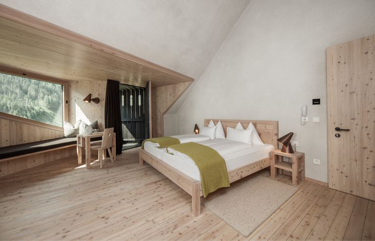 Loft mit 4 Metern Raumhöhe, Lärchenholzboden und King-Size-Bett im Biohotel Bühelwirt, St. Jakob im Ahrntal